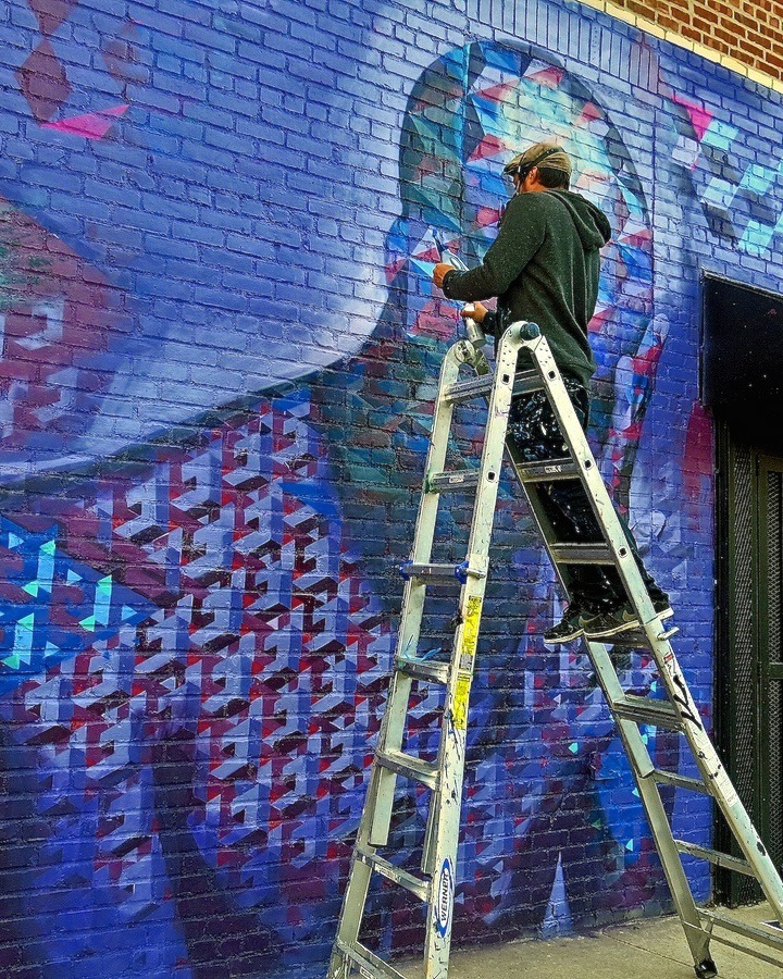 Chris-Soria-paints-street-art-nyc