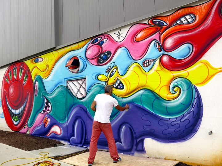 Kenny-Scharf-paints-NYC